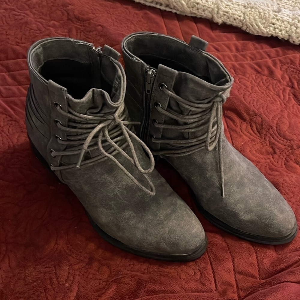 Women’s 9.5 ankle boots gray suede feel. Side zipper lace‎ up front for fit